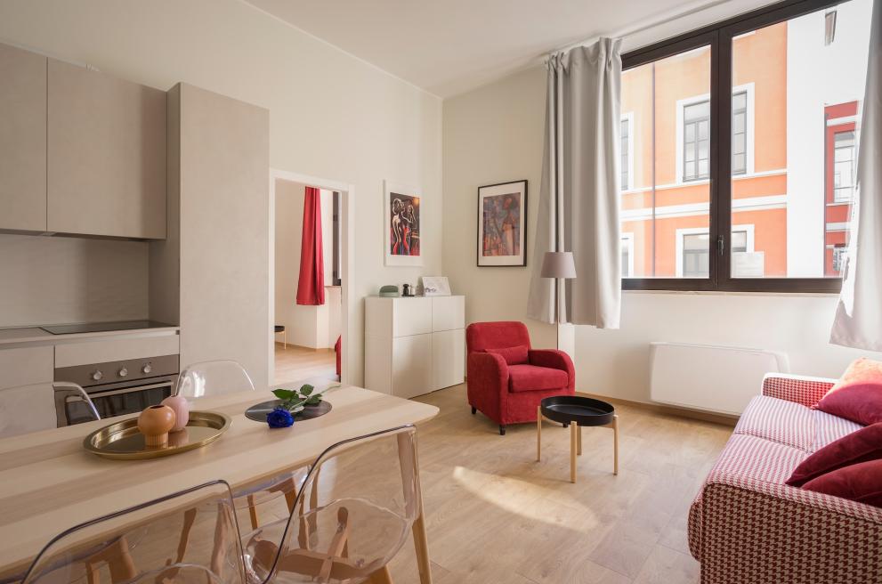 Compact wonen: keuken en woonkamer in een ruimte, met vlak ernaast een slaapkamer