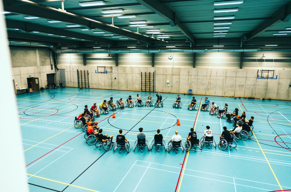 studenten leren rolstoelbasket