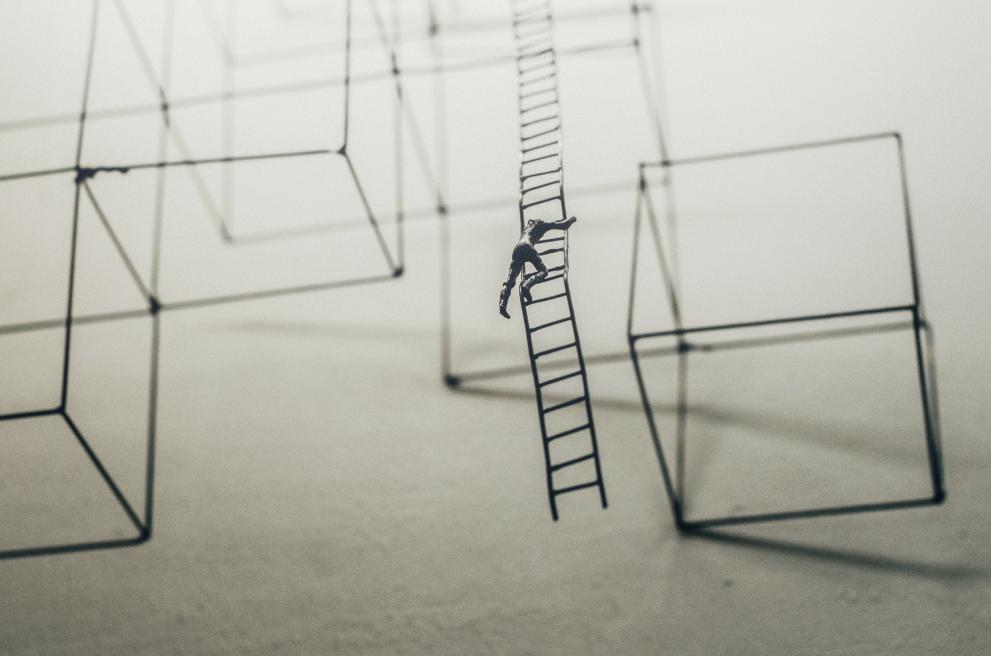 Constructie van ladders en gestileerde figuur die erop probeert te klimmen