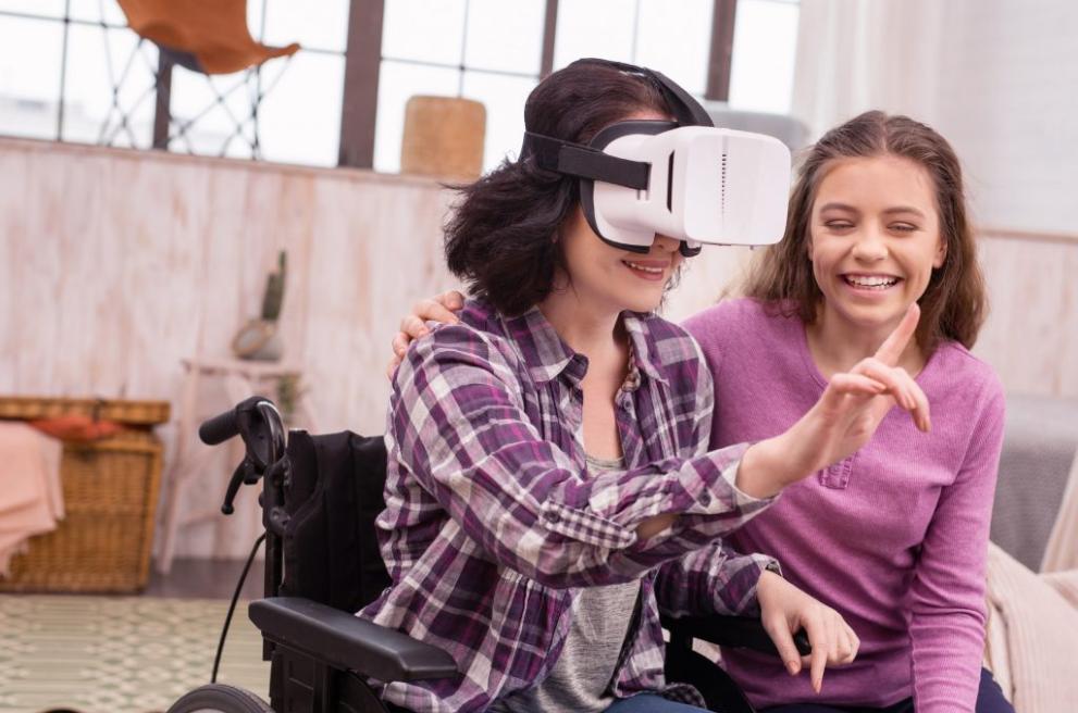 Vrouw in rolstoel met VR-bril