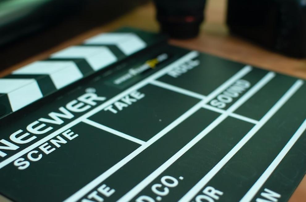 Close up van een filmklapper op een tafel
