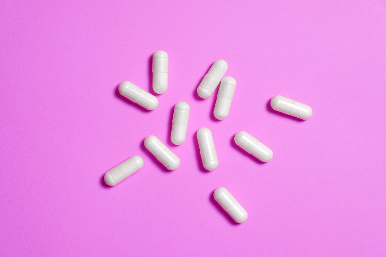 Pillen op een roze achtergrond