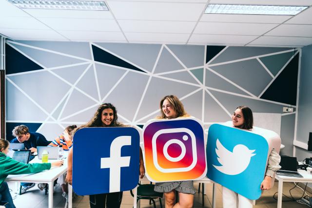 Studenten communicatiemanagement thomas more met de logo's van sociale mediakanalen