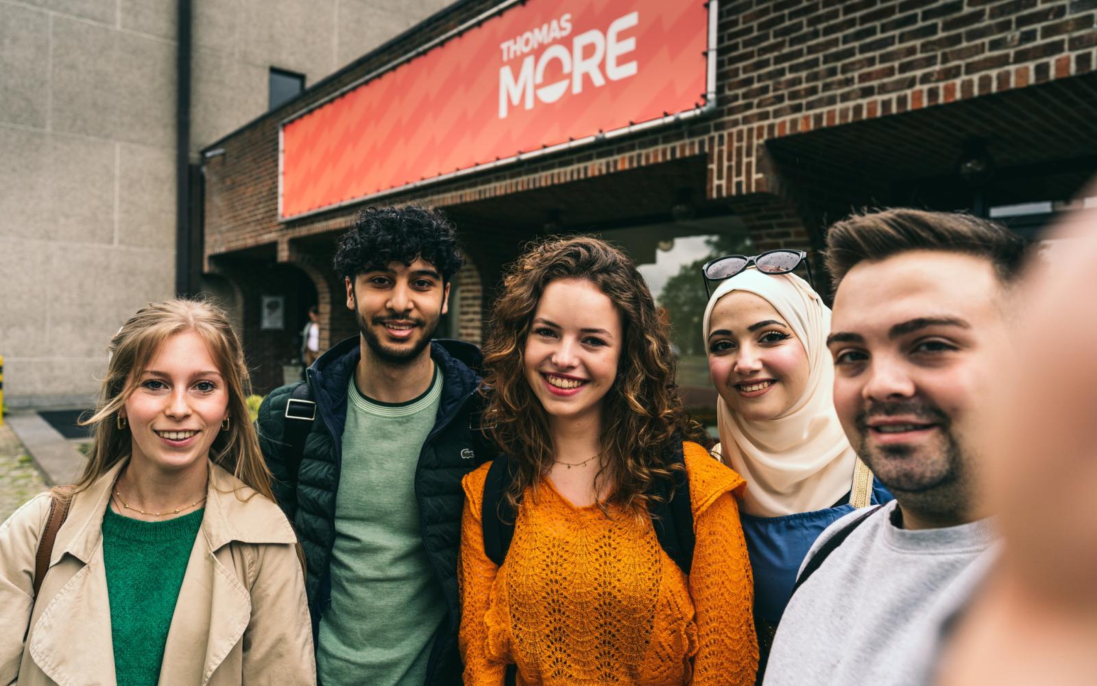 studenten van Thomas More nemen een selfie