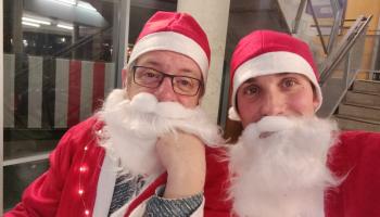 Twee kerstmannen op de kerstquiz van Verpleegkunde Mechelen