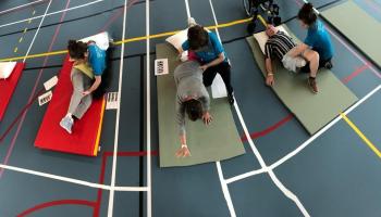 studenten helpen sporters met bewegingsoefeningen