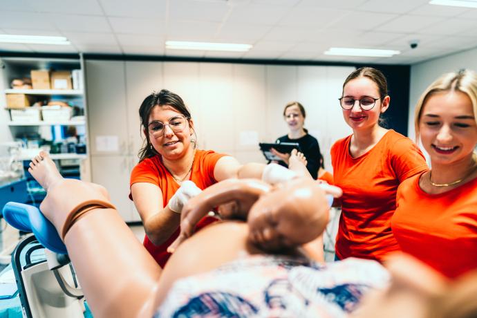 Studenten Vroedkunde bij de bevallingsroboto