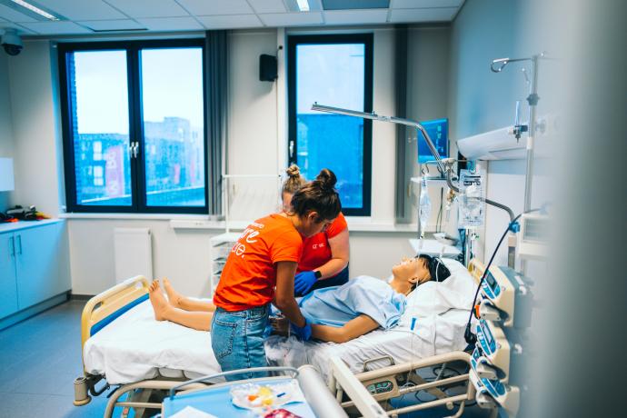 Studenten verpleegkunde verzorgen een patient