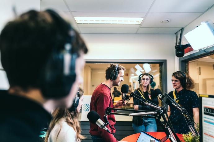 Studenten journlistiek in de radiostudio van Thomas More