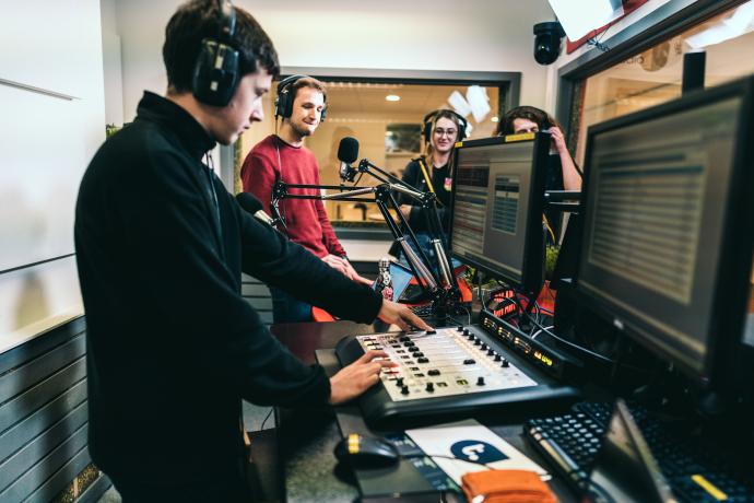 Studenten BATAC in de radiostudio