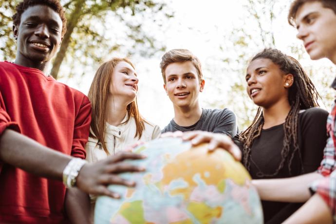 internationale studenten houden een wereldbol vast