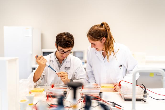 Studenten Thomas More in het vernieuwde biomedische labo